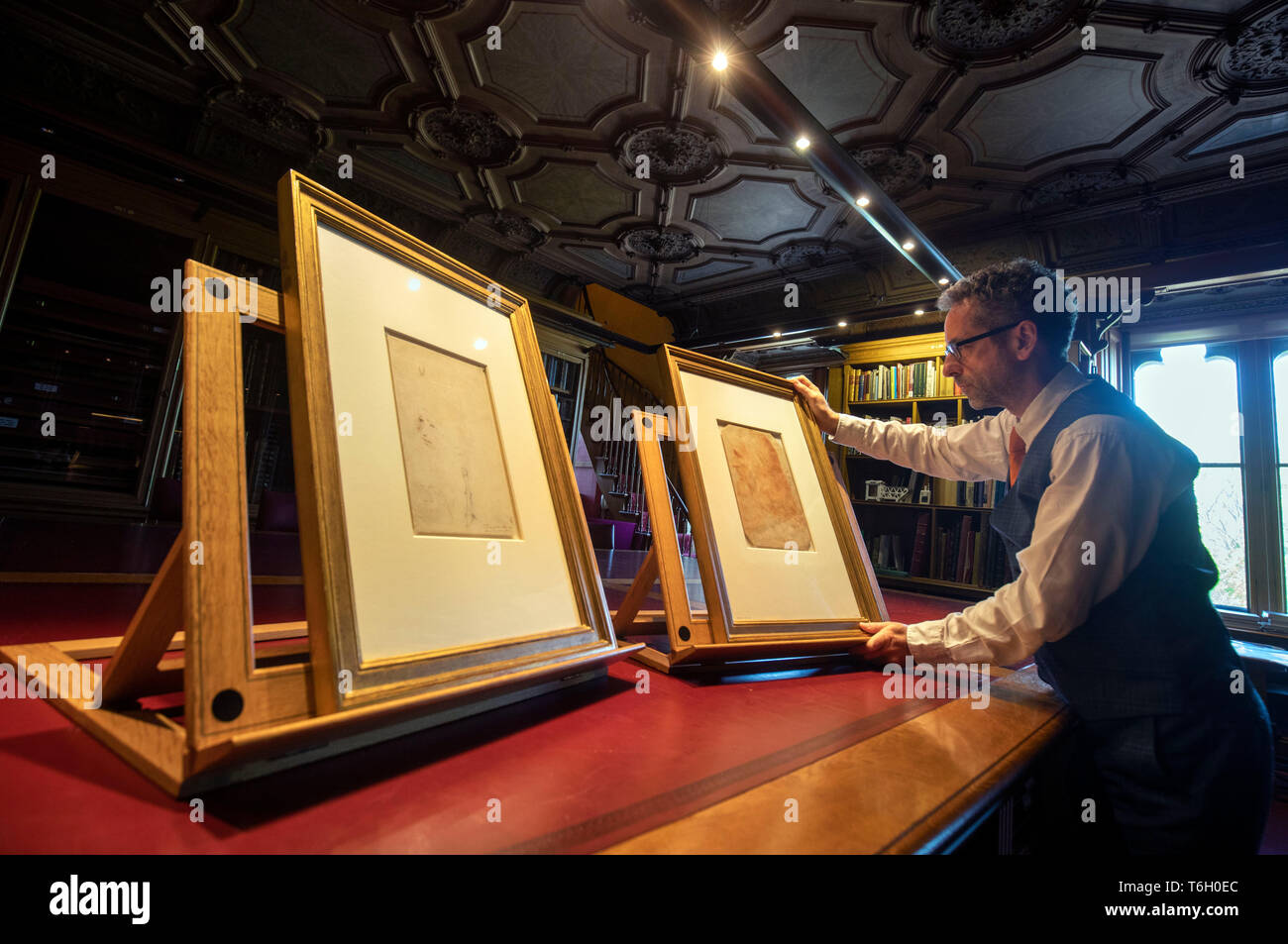 Martin Clayton, Leiter von Drucken und Zeichnungen, Royal Collection Trust mit einer Zeichnung, die vor Kurzem als Portrait von Leonardo Da Vinci und ist Teil der Royal Collection, Windsor Castle, die im Sommer am Buckingham Palace angezeigt werden bestätigt wurde. Stockfoto