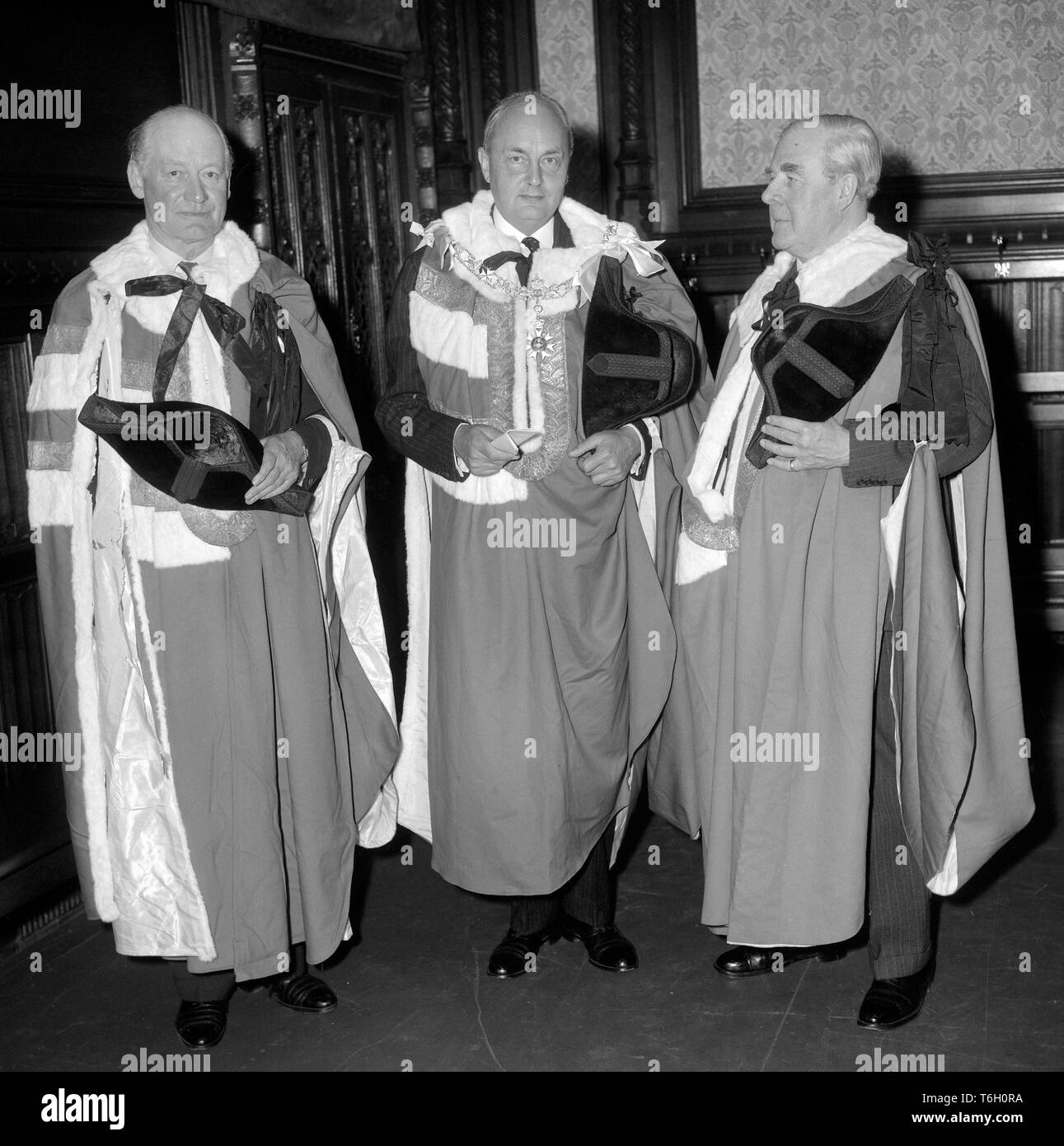(L-R) Lord Glenconner, Herr Gladden und Herr Rennell abgebildet in ihre Gewänder im Oberhaus in London. Stockfoto