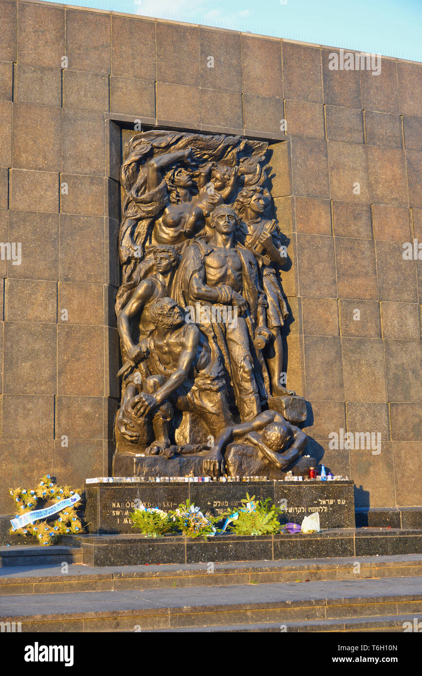 Das Ghetto Heroes Monument, das sich in Warschau, Polen, zum Gedenken an den Aufstand im Warschauer Ghetto von 1943 während des Zweiten Weltkriegs. Stockfoto
