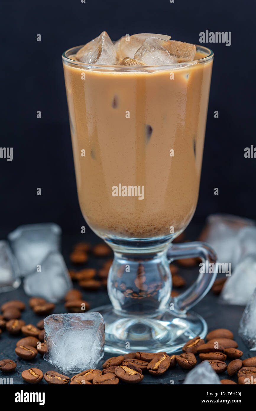 Kaffee mit Milch und Eiswürfel in ein Glas Schale. Stockfoto