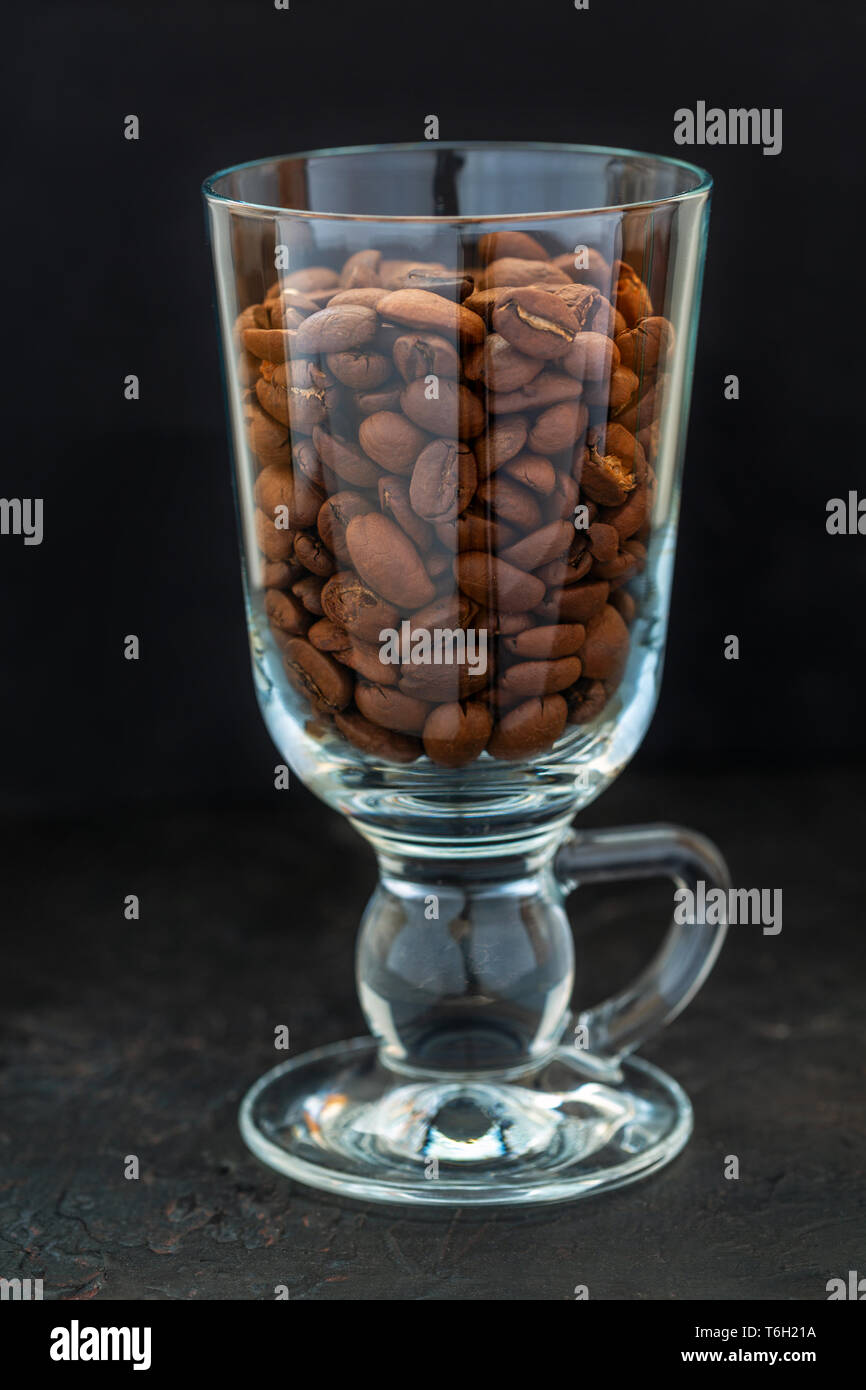 Kaffee Bohnen im Glas Becher. Stockfoto