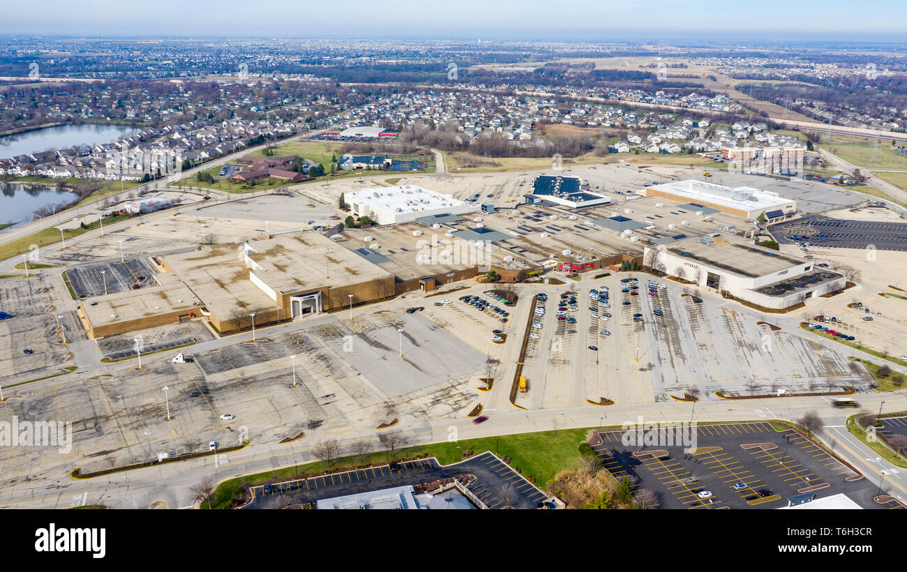 Eine Drohne/Luftaufnahme der Louis Joliet Mall. Das Einkaufszentrum mit verschiedenen Geschäften und Restaurants auf dem großen Grundstück. Stockfoto