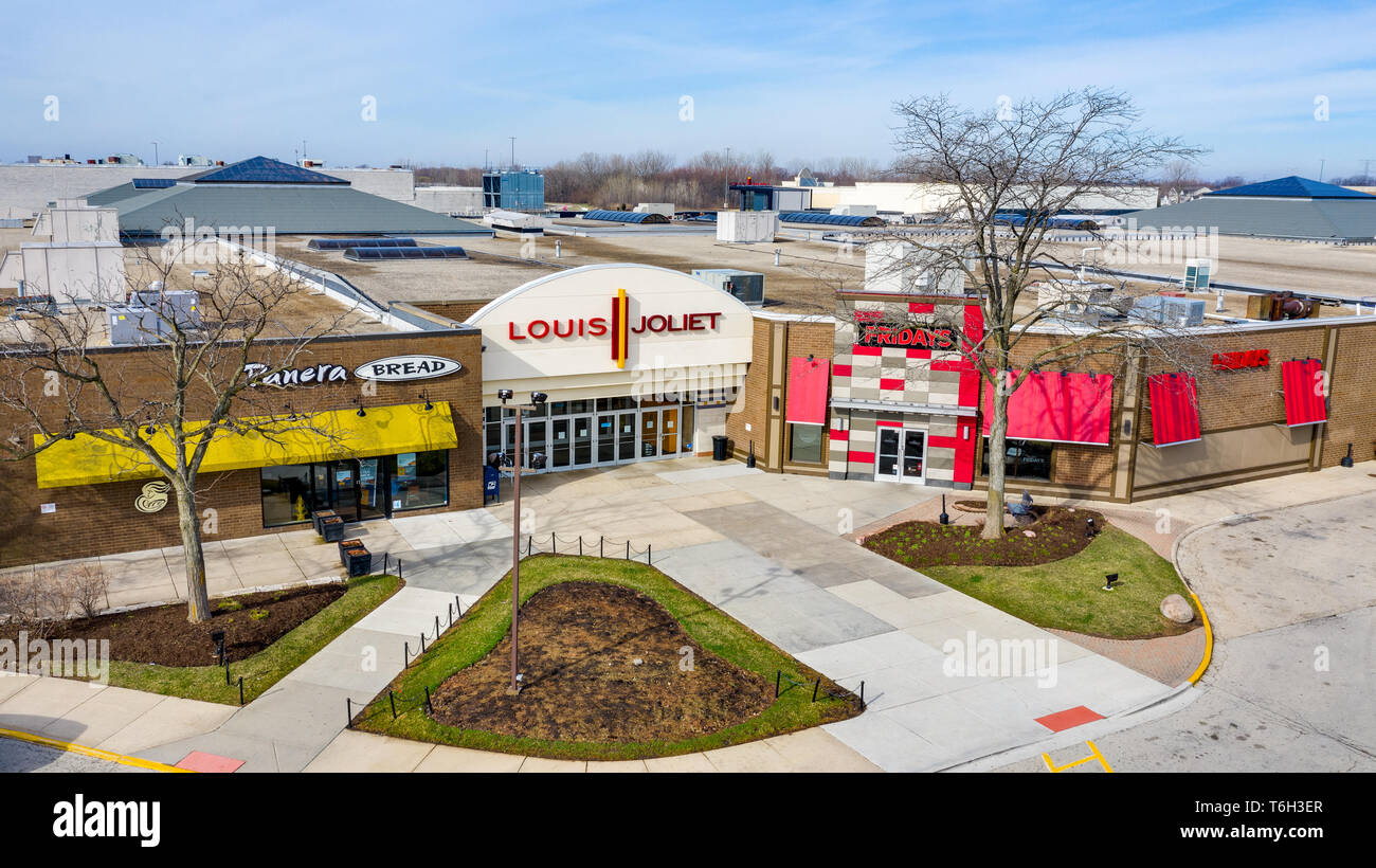 Eine Drohne/Luftaufnahme eines Louis Joliet Mall Eingang mit einem Panera Bread und TGI Fridays auf beiden Seiten. Stockfoto