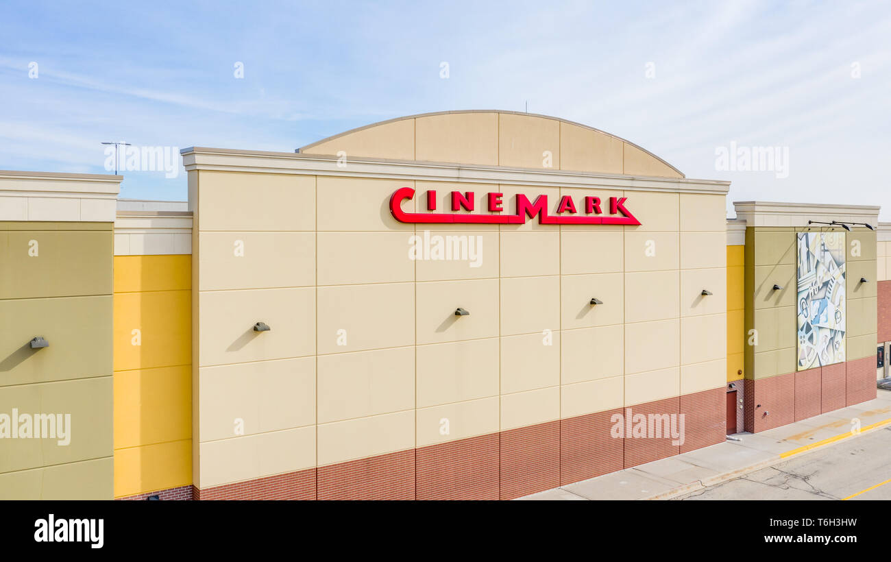 Eine Drohne/Luftaufnahme der Cinemark Kino in der Louis Joliet Mall. Stockfoto
