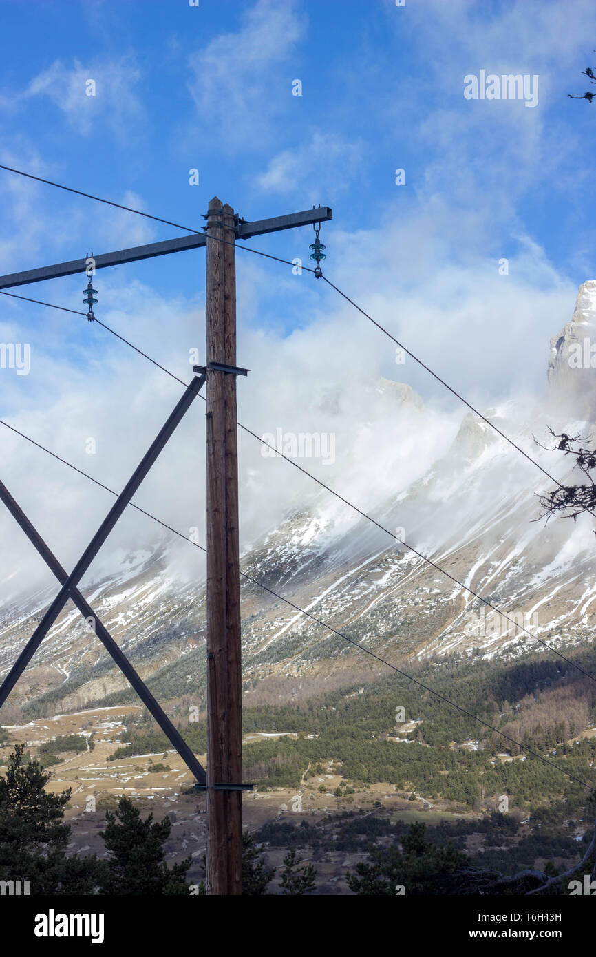 Elektrische Pole in den Französischen Alpen Stockfoto