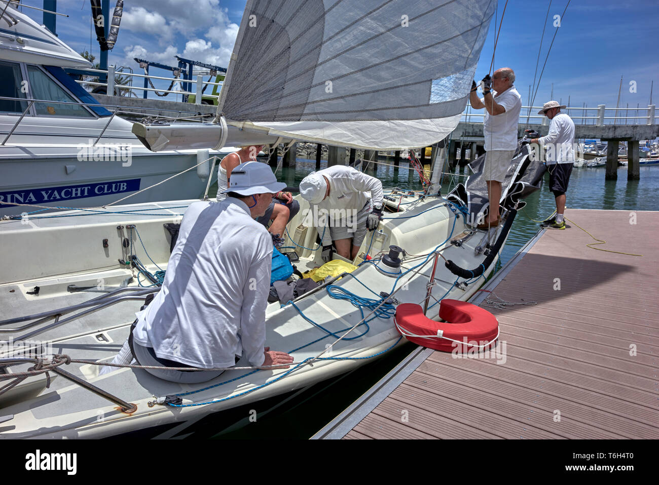 Yachting: Gruppe von Freunden, die ihre kleine Yacht für eine Bootstour vorbereiten. Stockfoto