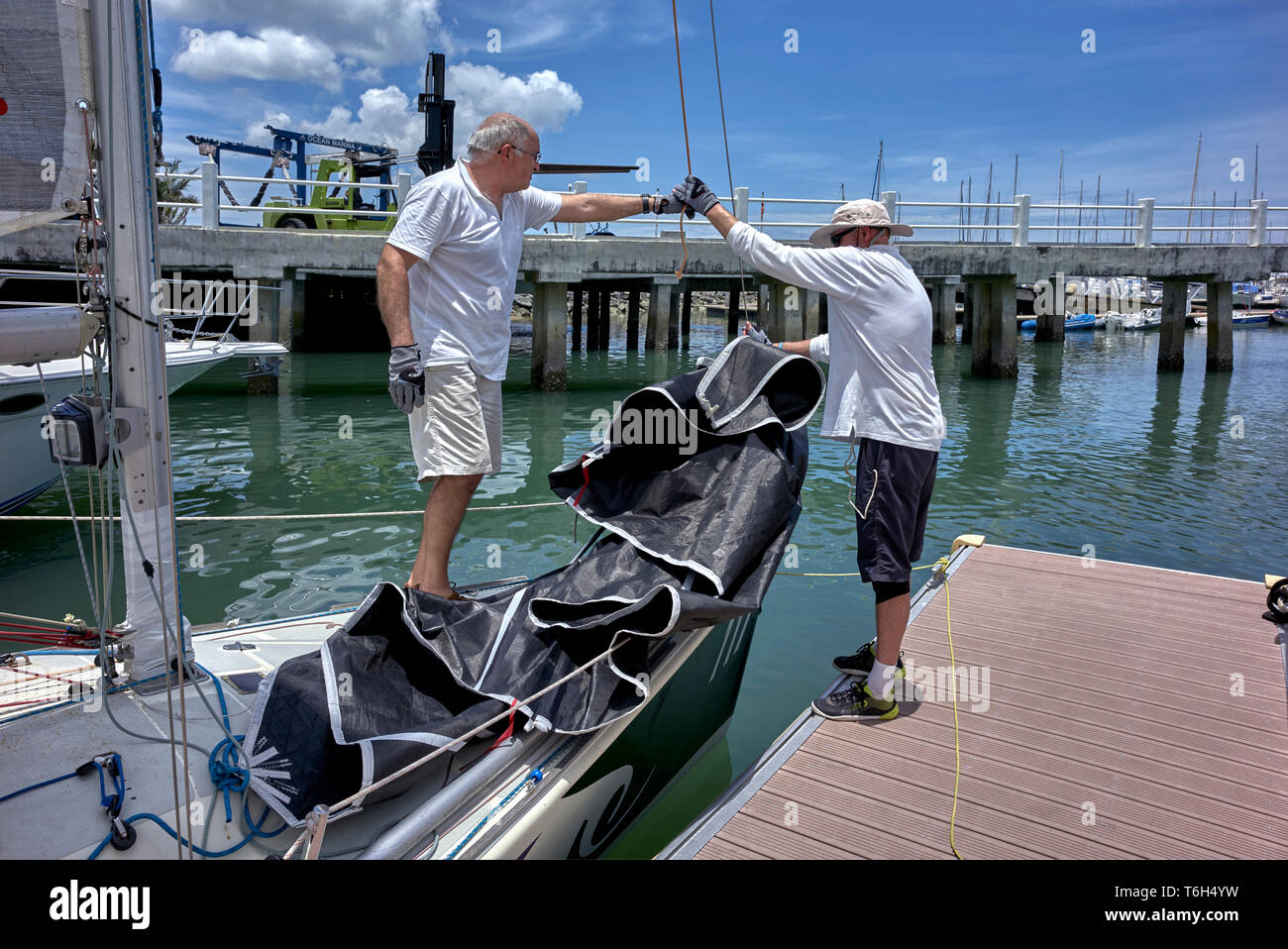 Yachting: Gruppe von Freunden, die ihre kleine Yacht für eine Bootstour vorbereiten. Stockfoto