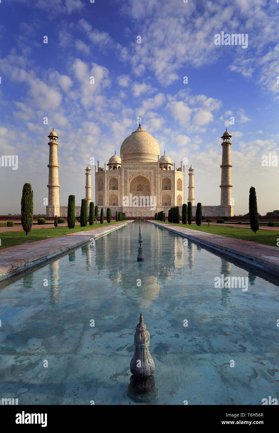 Taj Mahal mit schönen blauen Himmel und Wolken, keine Menschen, Agra, Indien Stockfoto