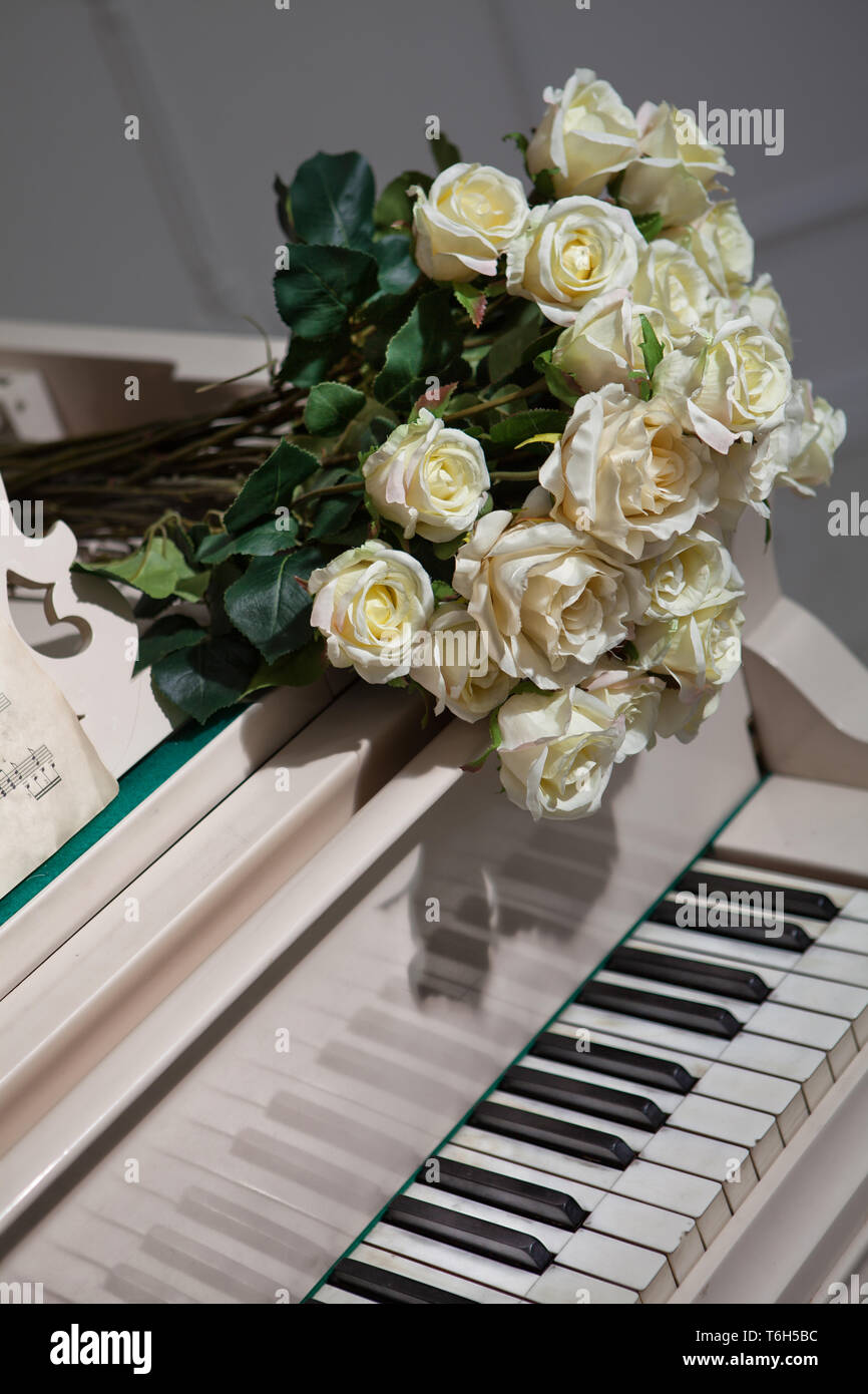 Rosen und Grand Piano Stockfoto