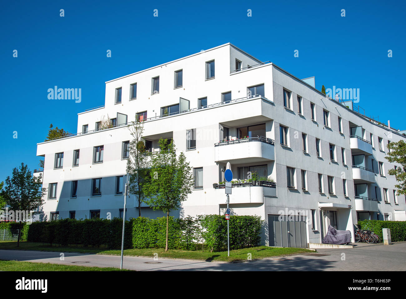 Modernes weißes Wohnungsbau in München gesehen, Deutschland Stockfoto