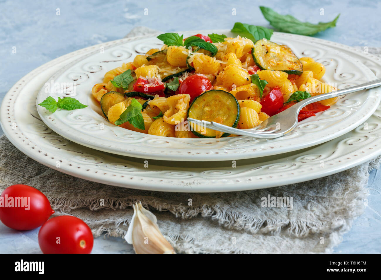 Nudeln mit Zucchini und Tomaten. Stockfoto