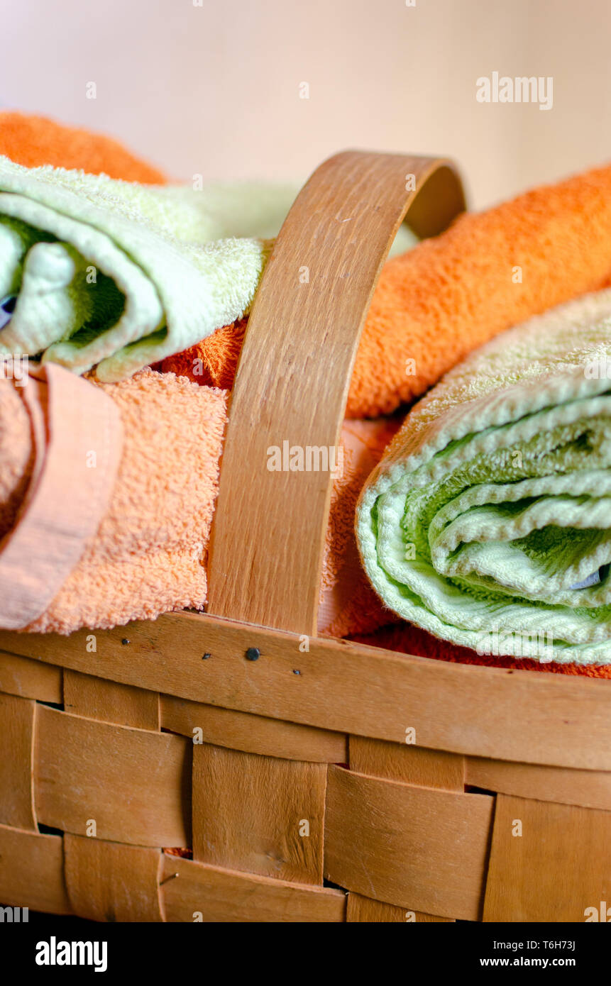 Handtücher in verschiedenen Farben im Weidenkorb Stockfoto