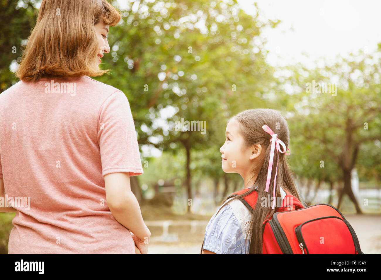 Mutter und Kind, Hände halten, in die Schule zu gehen Stockfoto