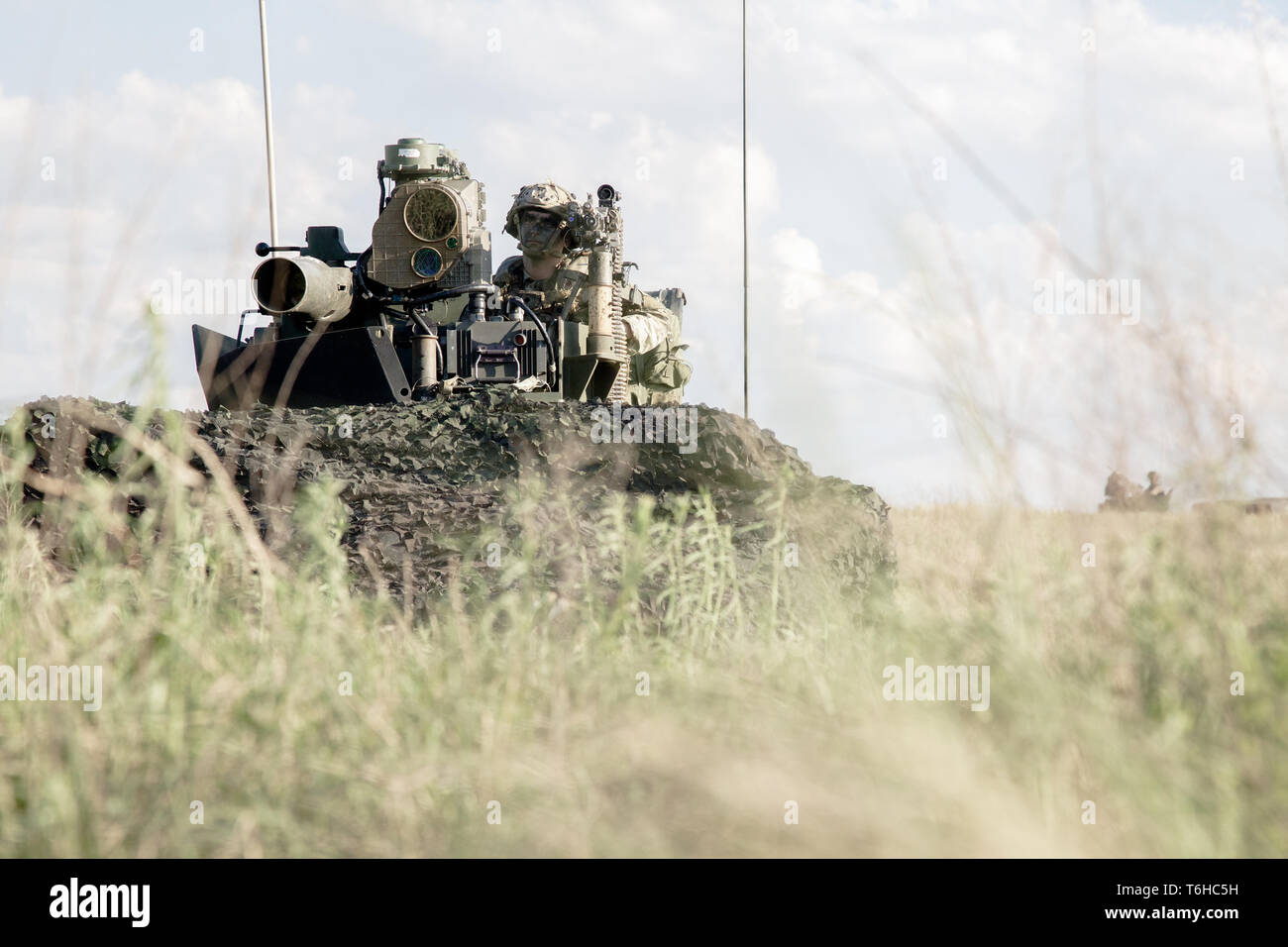 Us-Armee Soldaten der 1. Brigade Combat Team zugewiesen, 82nd Airborne Division, bietet Sicherheit für den Betrieb Teufel Sturm im Holland Drop Zone, North Carolina, 27. April 2019. Die Abteilung stellt schnell einsetzbare Airborne Ground Kräfte der Nation Global Response Force, bereit, Blindbewerbungen überall in der Welt durchzuführen. (U.S. Armee video von PFC-Gerechtigkeit Tilley) Stockfoto