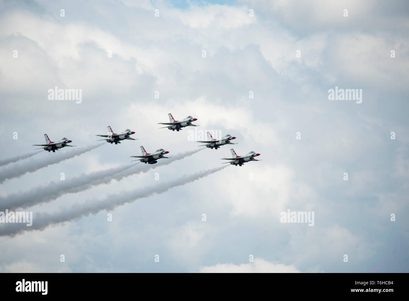 Die US Air Force Thunderbirds Antenne demonstration Team fliegen Overhead während die Flügel über Wayne Airshow, 26. April 2019, bei Seymour Johnson Air Force Base, N.C. Die Thunderbirds verbringen Tausende von Stunden üben ihre Antenne Fähigkeiten zu. (U.S. Air Force Foto von älteren Flieger Miranda A. Loera) Stockfoto