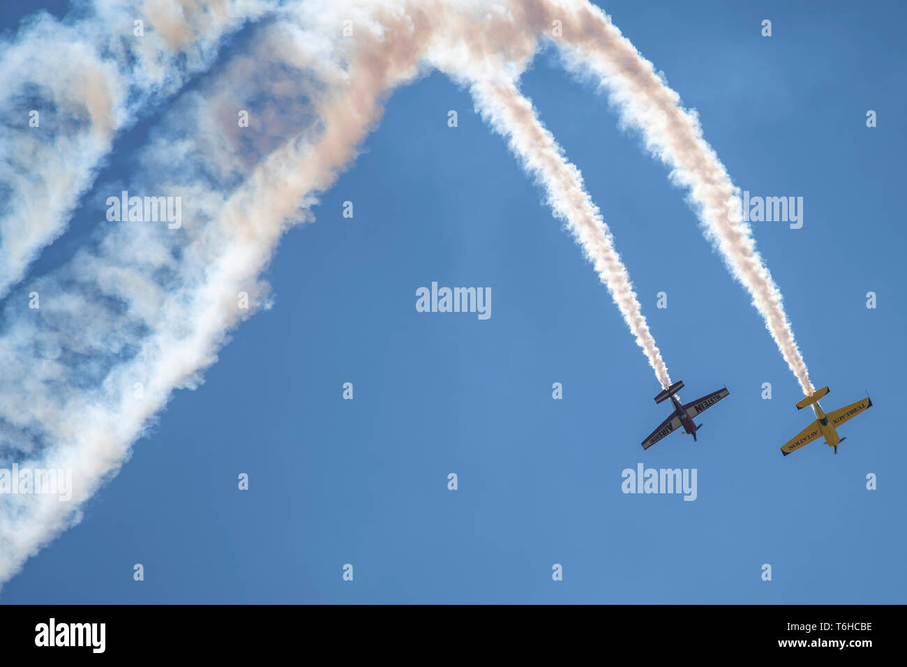 Bill Stein und Kevin Coleman Antenne Manöver durchführen, während der Flügel über Wayne Air Show, 27. April 2019, bei Seymour Johnson Air Force Base, North Carolina. Seymour Johnson AFB bewirtete die kostenlosen zweitägigen Air Show, die Premier Antenne der US-Air Force demonstration Team mit einer Überschrift versehen, die Thunderbirds, als eine Möglichkeit der lokalen Gemeinschaft für ihre Unterstützung danken. (U.S. Air Force Foto von Airman 1st Class Jakob Derry) Stockfoto