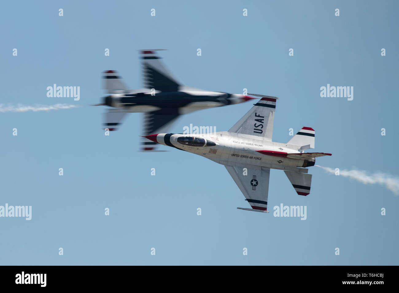 Mitglieder der US Air Force Thunderbirds Antenne Demonstration team Ausführen einer Knife Edge Pass als Teil der Flügel über Wayne Airshow, 27. April 2019, bei Seymour Johnson Air Force Base, North Carolina. Die Thunderbirds Ziel ist es, die Moral und die Support Community Relations, indem Sie während der AIRSHOWS und andere Veranstaltungen stärken. (U.S. Air Force Foto von Airman 1st Class Jakob Derry) Stockfoto