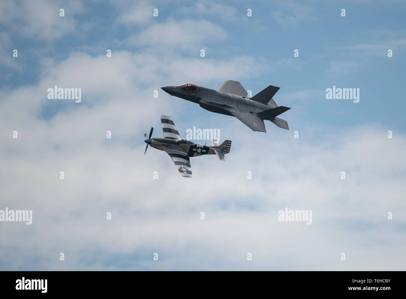 Eine F-35 Lightning II und die schnelle Silber P-51D fliegen in Formation während ein Erbe Flug am Flügel über Wayne Air Show, 28. April 2019, bei Seymour Johnson Air Force Base, North Carolina. Der Blitz hat eine neue Antenne Demonstration für den diesjährigen Air Show. (U.S. Air Force Foto von Airman 1st Class Jakob Derry) Stockfoto