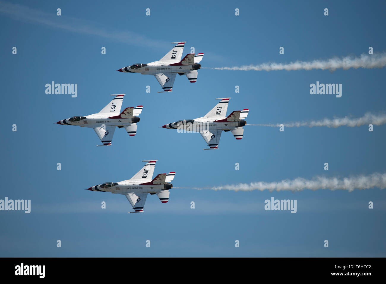 Die US Air Force Thunderbirds Antenne demonstration Team führt eine Formation Manöver während der Flügel über Wayne Airshow, 28. April 2019, bei Seymour Johnson Air Force Base, N.C. Die Thunderbirds Ziel ist es, die Moral und die Support Community Relations durch Ausführung von schwierigen Antenne Leistungen während Airshows und andere Veranstaltungen stärken. (U.S. Air Force Foto von Airman 1st Class Jakob Derry) Stockfoto