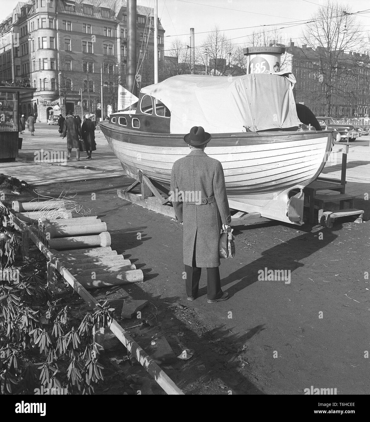 1950 Mann. Ein Mann steht vor einem neuen Holz- Boot auf dem Display als ersten Preis Ich eine Lotterie. Foto Kristoffersson ref BX 51-8. Schweden 1956 Stockfoto