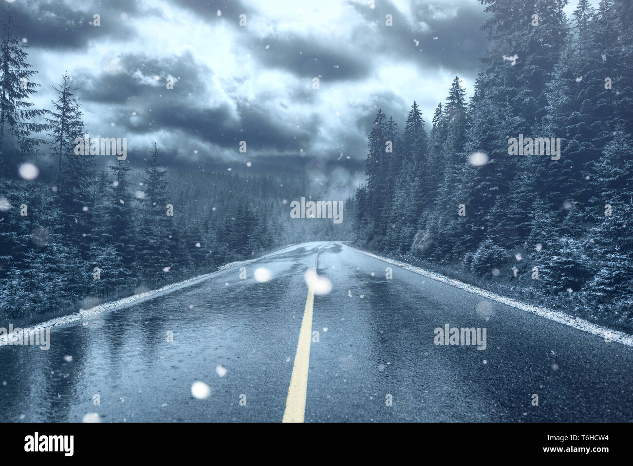 Das eisige Wetter und Schnee auf der Straße Stockfoto