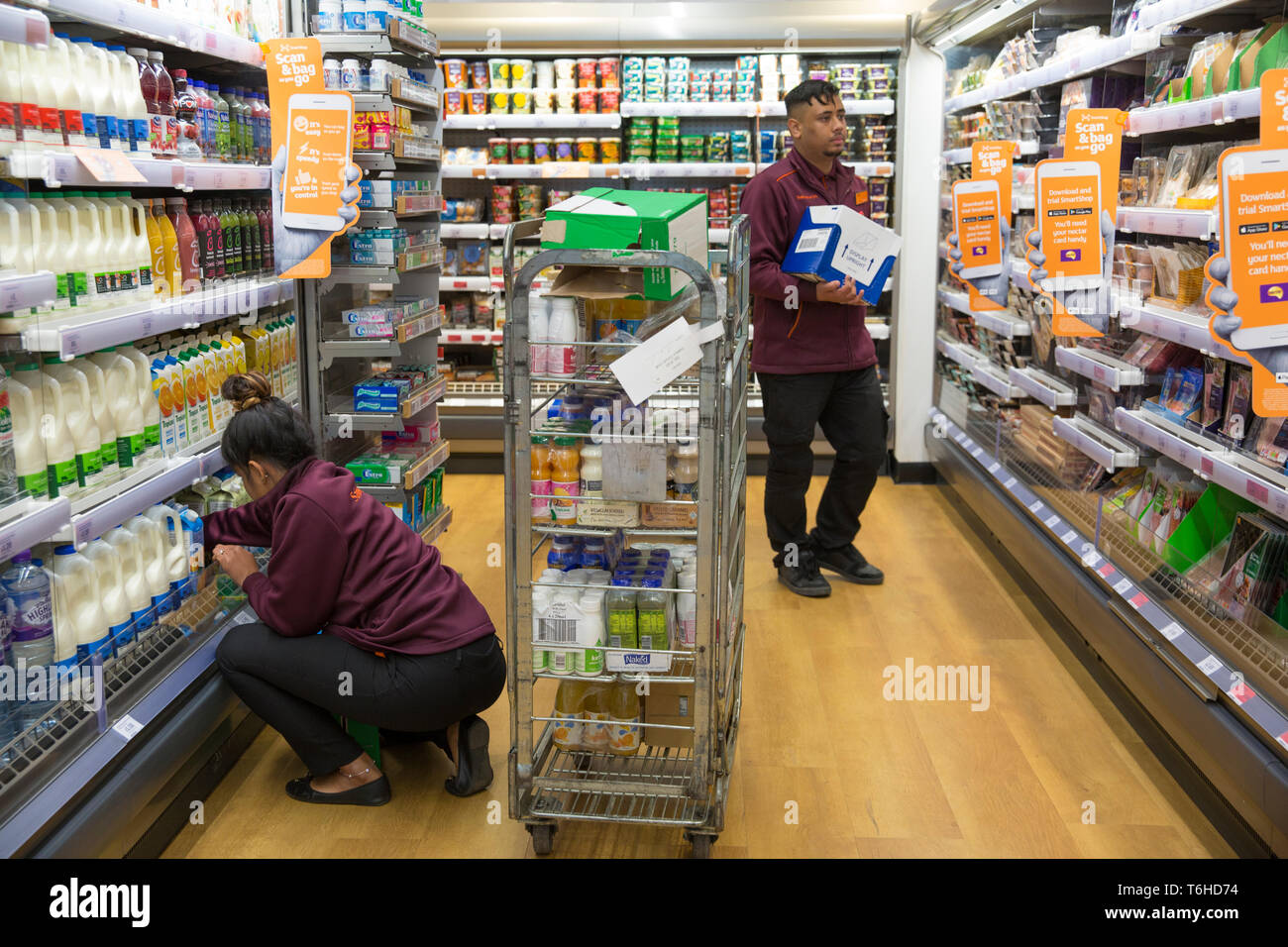Sansbury Neue martShop' Technologie für den Käufer ihre Einkaufs- und Zahlen durch eine mobile App der Kasse zu überspringen und nicht Warteschlange zu zahlen, um zu scannen. Stockfoto