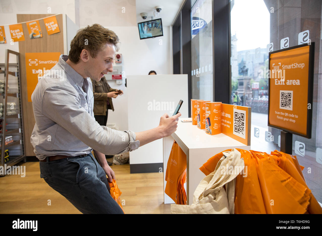 Sansbury Neue martShop' Technologie für den Käufer ihre Einkaufs- und Zahlen durch eine mobile App der Kasse zu überspringen und nicht Warteschlange zu zahlen, um zu scannen. Stockfoto