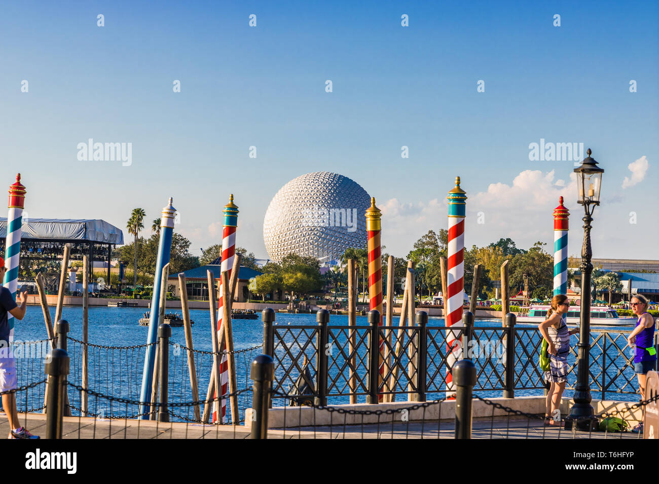 Walt Disney World's Epcot Themenpark verfügt über eine World Showcase mit zahlreichen Ländern sowie seine Unterschrift Epcot Kugel Stockfoto