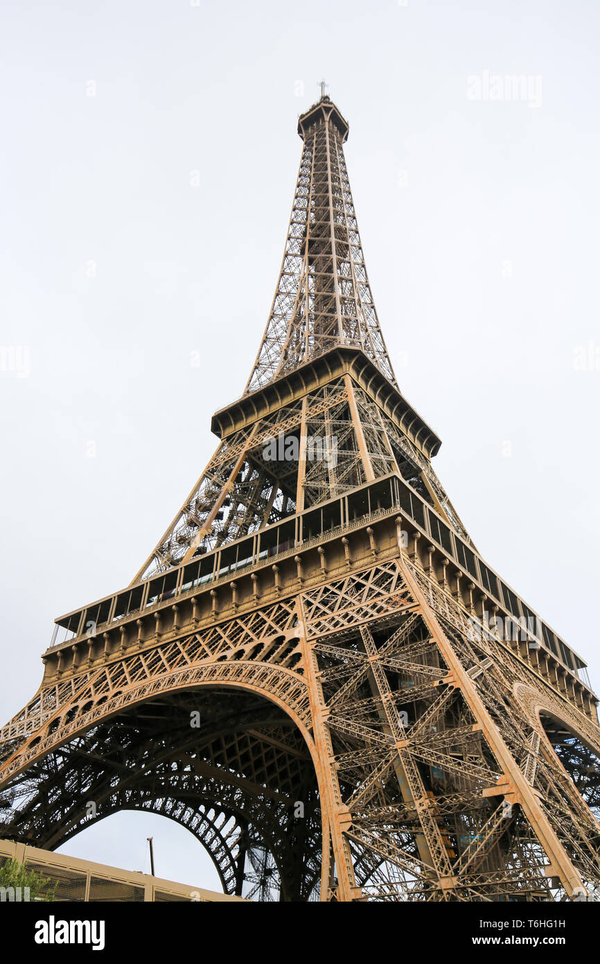 Der Eiffelturm, Wahrzeichen von Paris, auf dem Champ de Mars in Paris, Frankreich Stockfoto