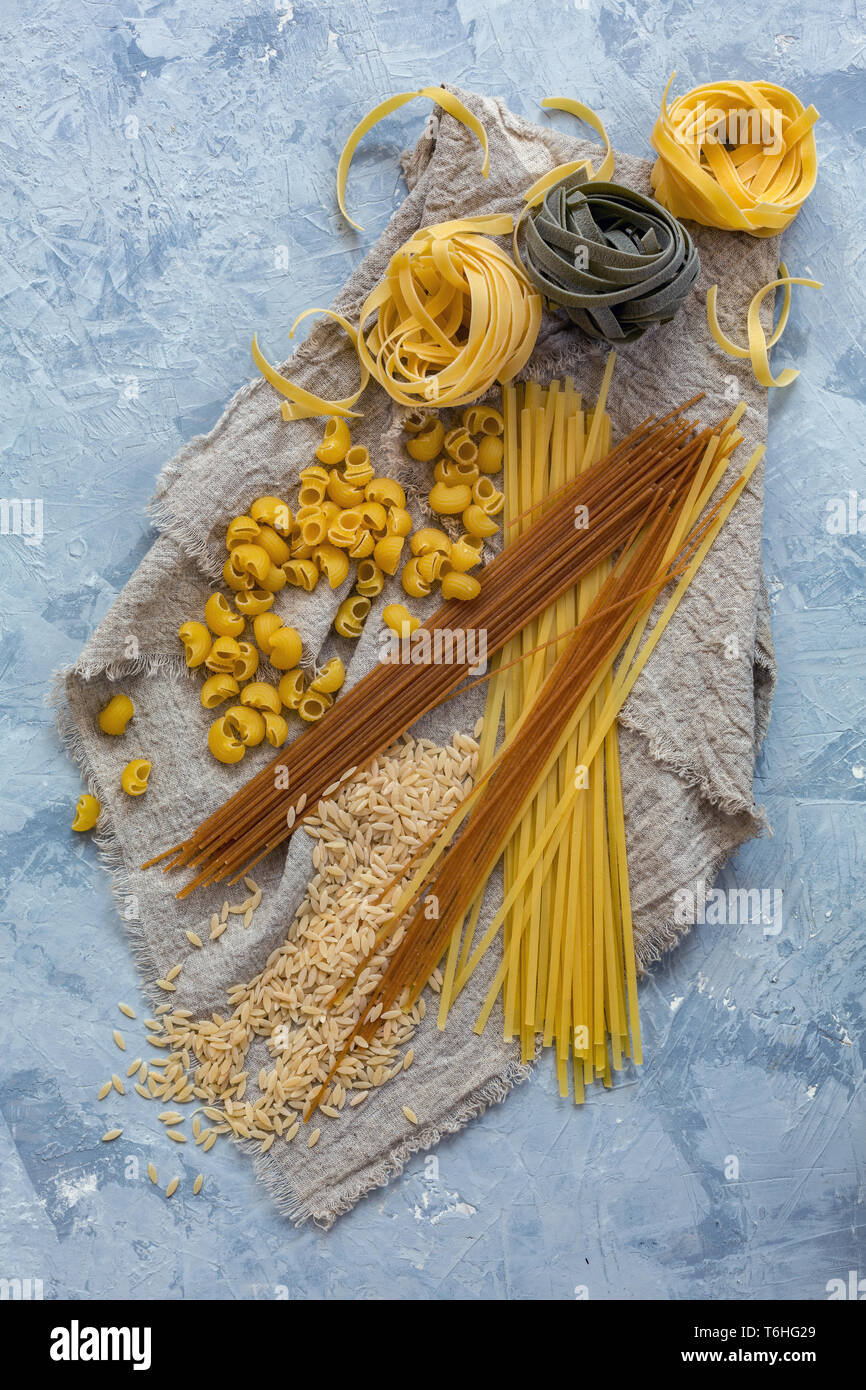 Verschiedene Arten von italienischen Pasta. Stockfoto