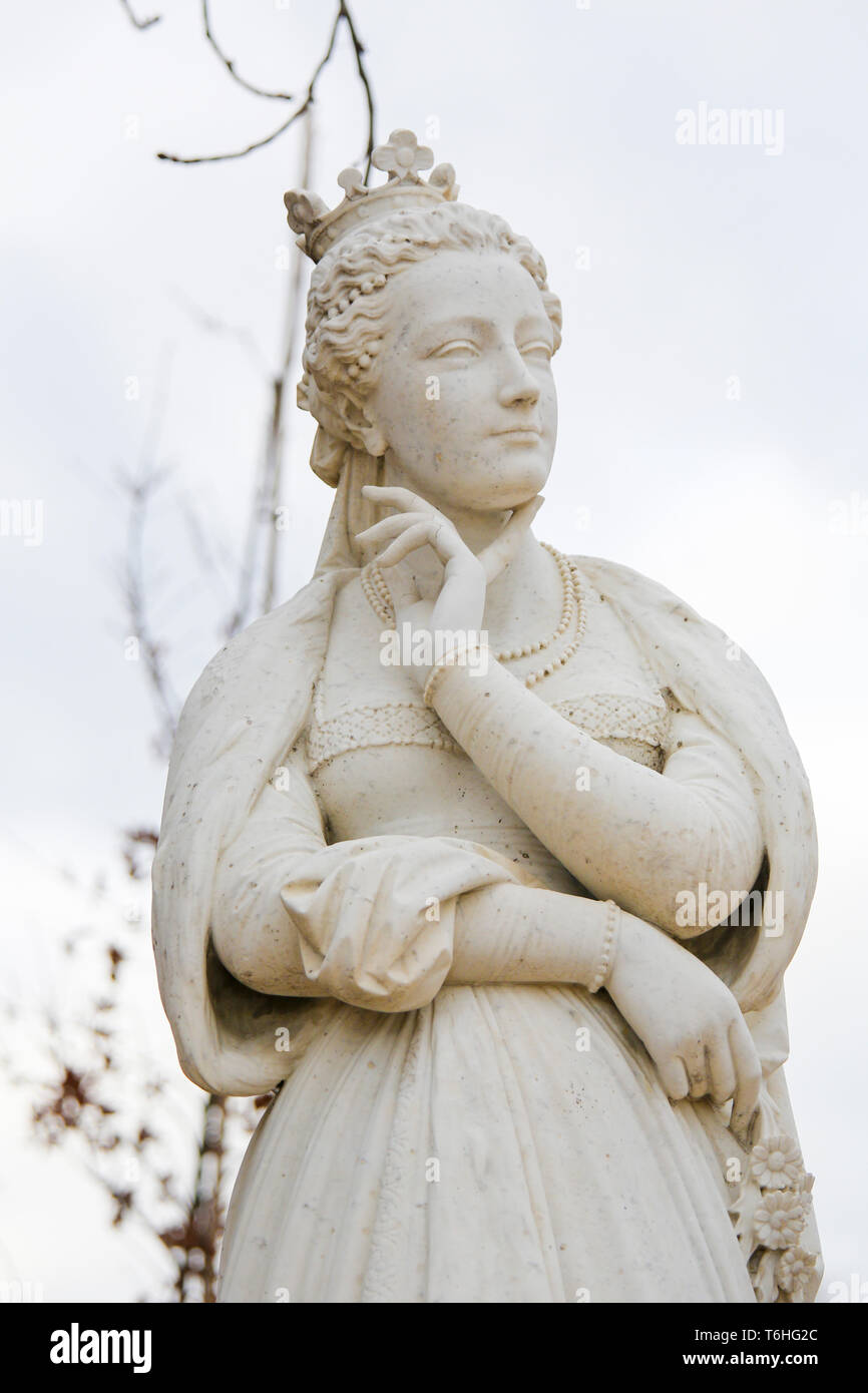 Statue von Marguerite de Navarre, aus dem 16. Jahrhundert im Jardin de Luxembourg, Paris, Frankreich. Marguerite war Prinzessin von Frankreich, Königin von Navarra, und anc Stockfoto