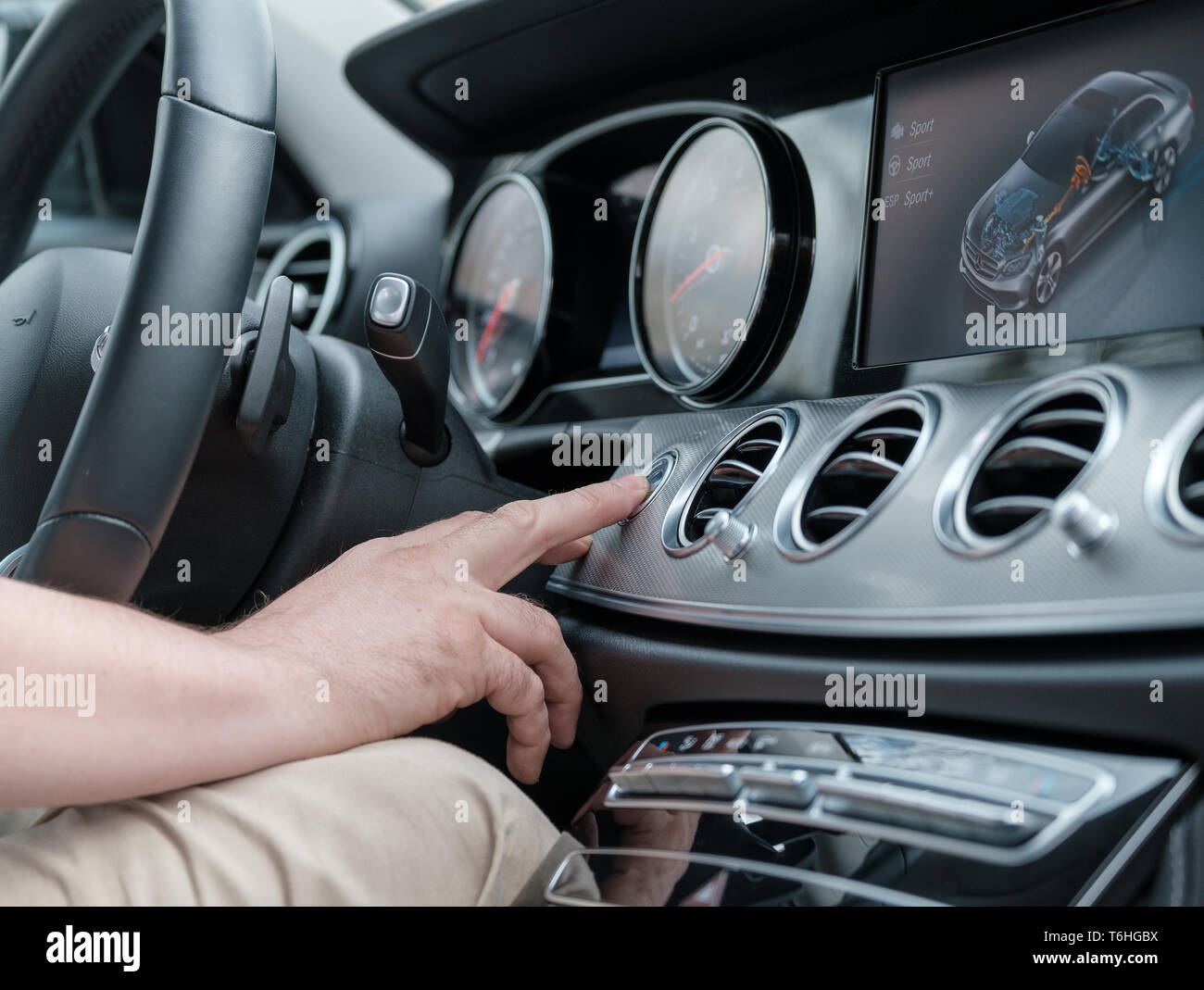 Mann testen Weitere car control Luxury Car Stockfoto