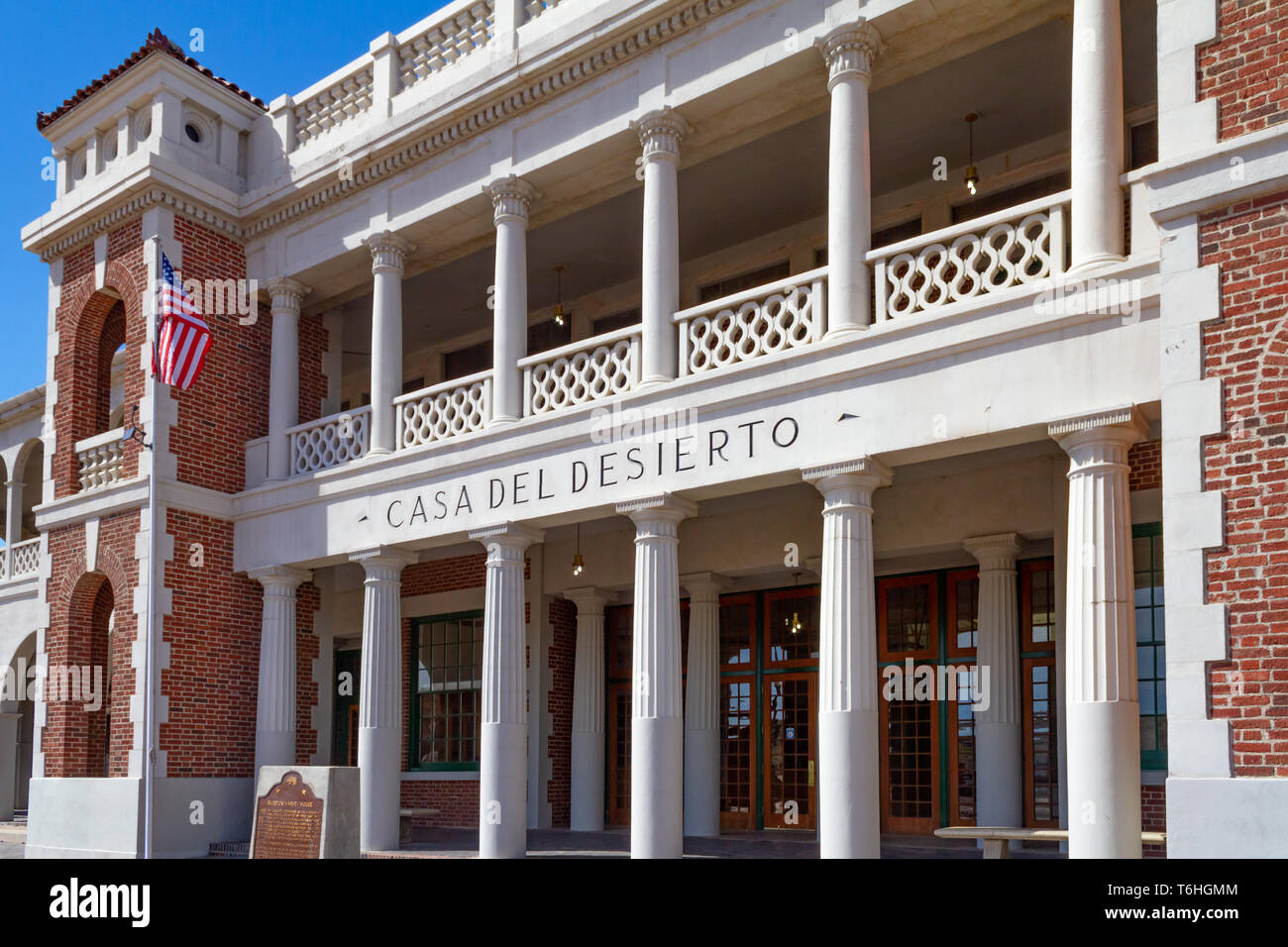Barstow, CA/USA - 14. April 2019: Casa Del Desierto, auch als die Barstow Harvey House bekannt, ist ein historisches Wahrzeichen in 685 North 1 Avenu Stockfoto
