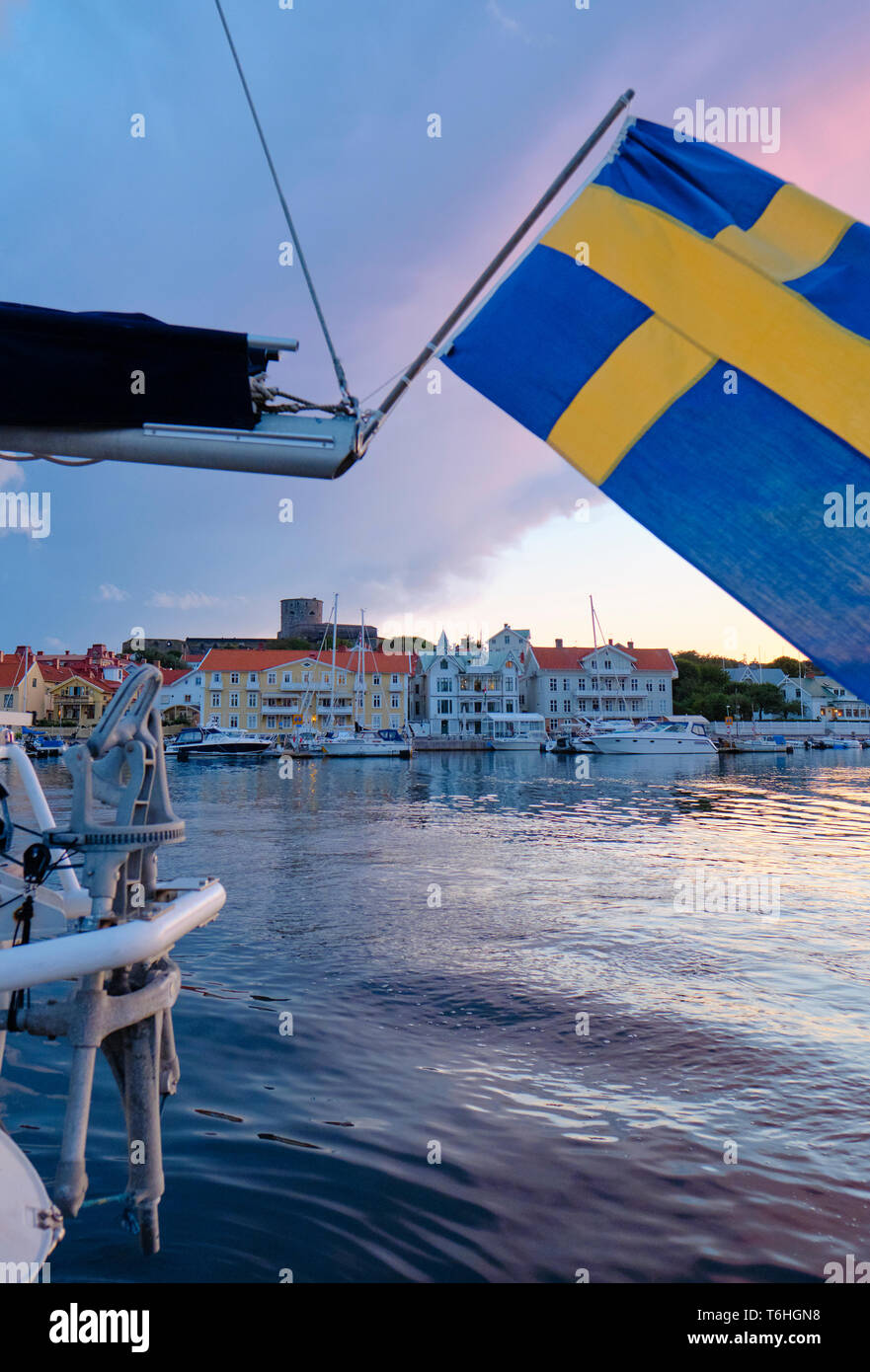 Eine schwedische Flagge bei Marstrand während der jährlichen Boat Show im August in Kungälv/Gemeinde, Västra Götaland Grafschaft Bohuslan Küste Schweden Stockfoto