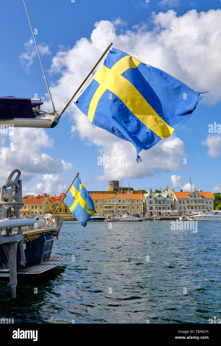 Schwedische Flaggen fliegen bei Marstrand während der jährlichen Boat Show im August in Kungälv/Gemeinde, Västra Götaland Grafschaft Bohuslan Küste Schweden Stockfoto