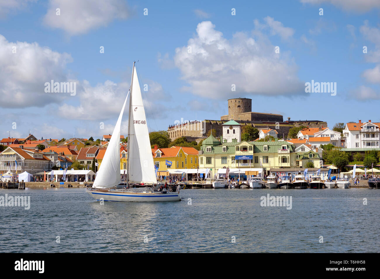 Marstrand und Festung Carlsten während der jährlichen Bootsmesse im August in Kungälv Gemeinde, Västra Götaland County, Schweden - Bohuslan Segeln Stockfoto