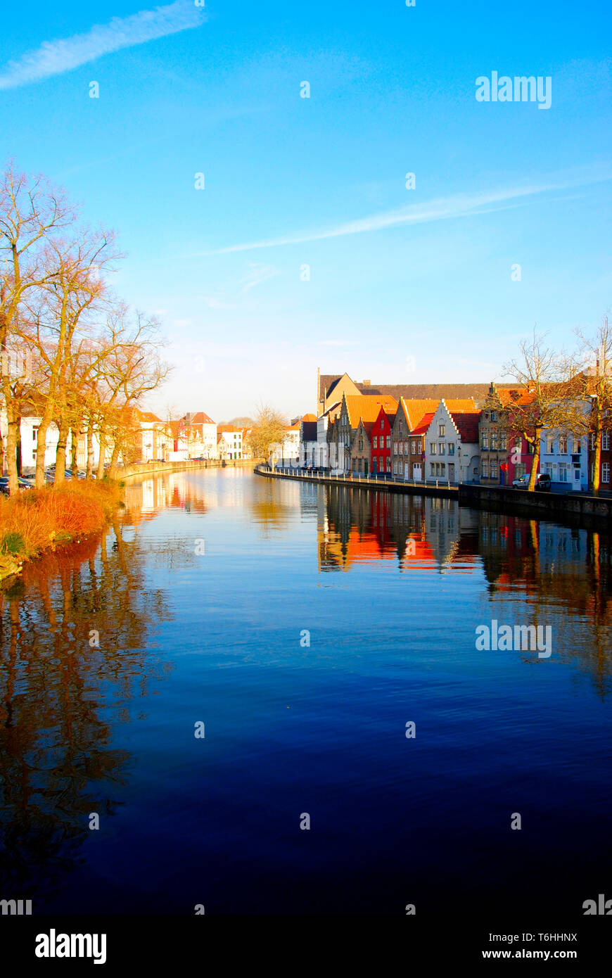Häuser in der Nähe der Grachten des Flusses Reie in Brügge. Brügge ist eine wunderbare, romantische Stadt in Belgien, einem der Benelux Länder in Europa. Stockfoto