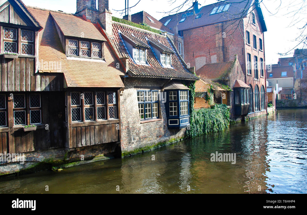 Häuser in der Nähe der Grachten des Flusses Reie in Brügge. Brügge ist eine wunderbare, romantische Stadt in Belgien, einem der Benelux Länder in Europa. Stockfoto