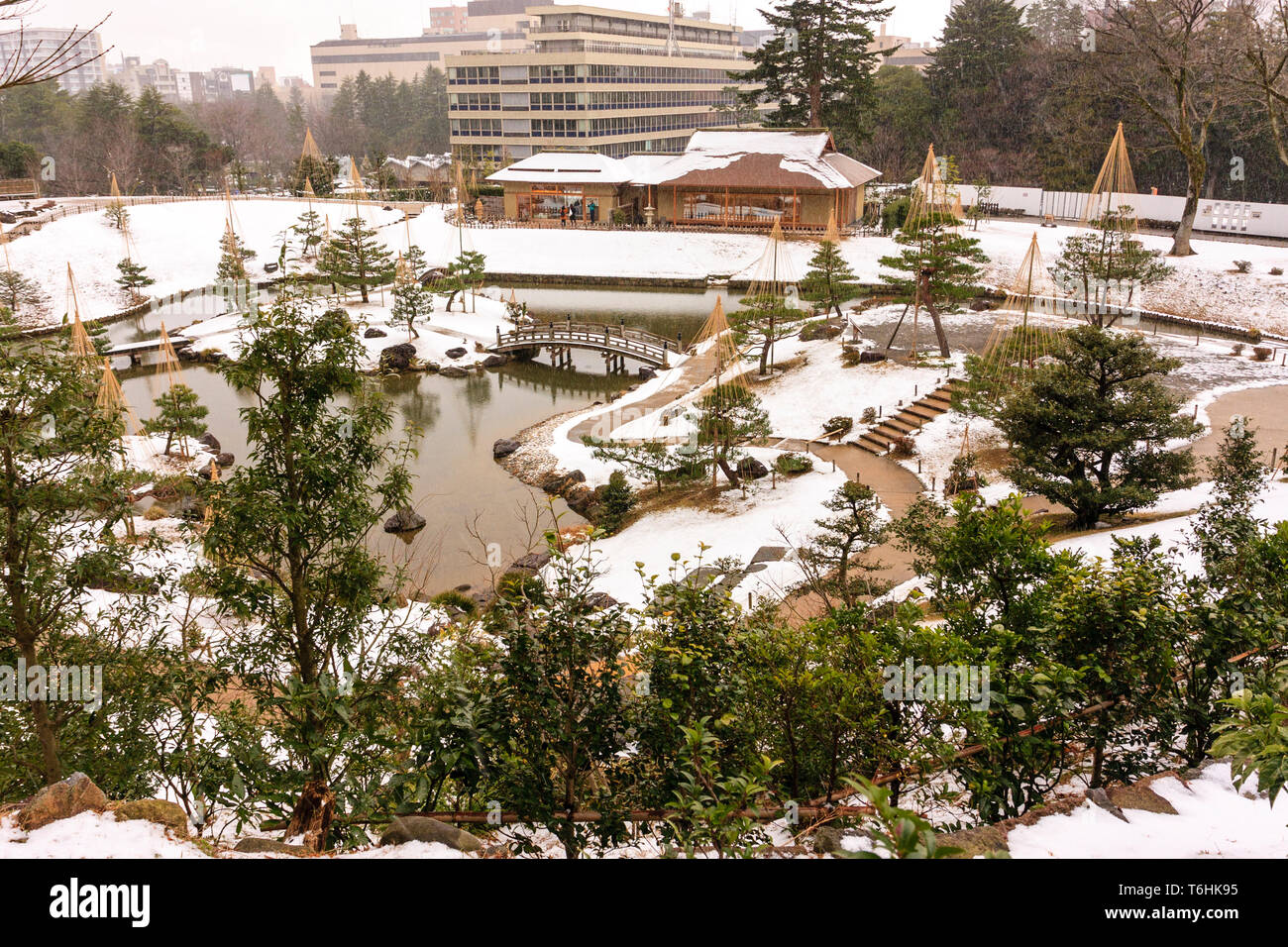 Gyokusen inmaru Japanischen Garten, die ursprünglich im Jahre 1634 erbaut. High View Point der schneebedeckten Garten und teilweise gefrorenen Teich. Burg Kanazawa, Japan. Stockfoto