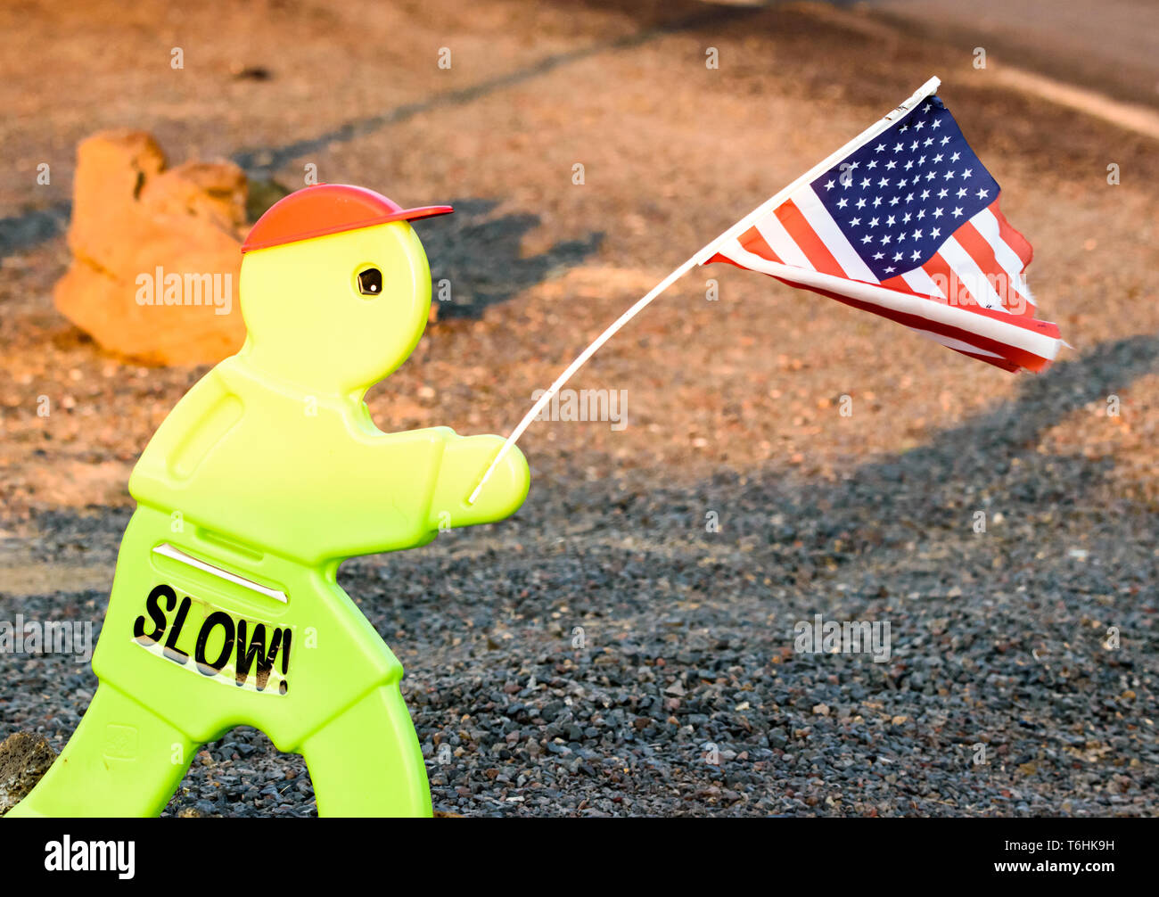 Adorable patriotischen Nachbarschaft langsam Zeichen - der kleine Mann hält Amerikanische Flagge Stockfoto