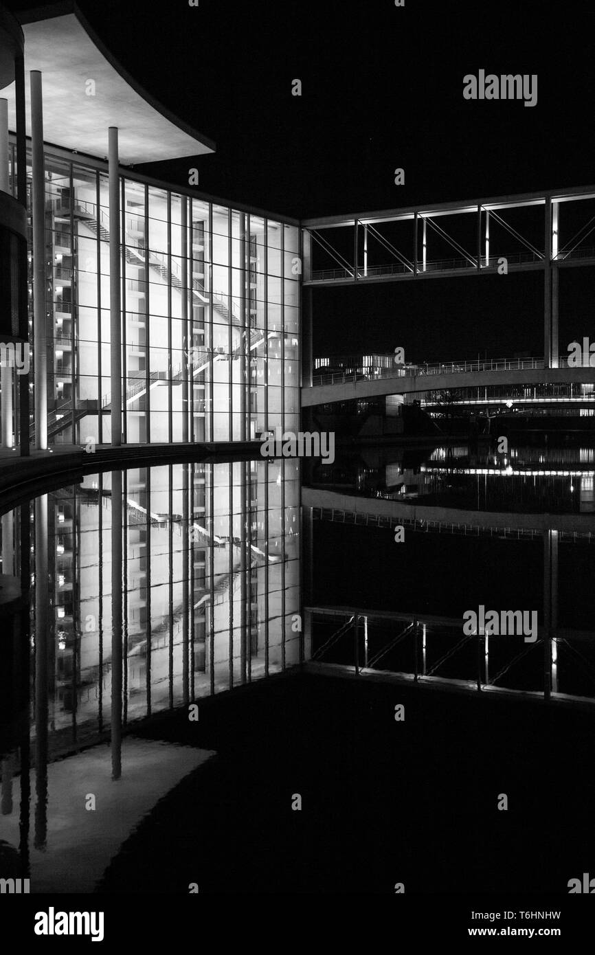 Die Paul Lobe Haus in der Spree in der Nacht in Berlin, Deutschland wider. Stockfoto