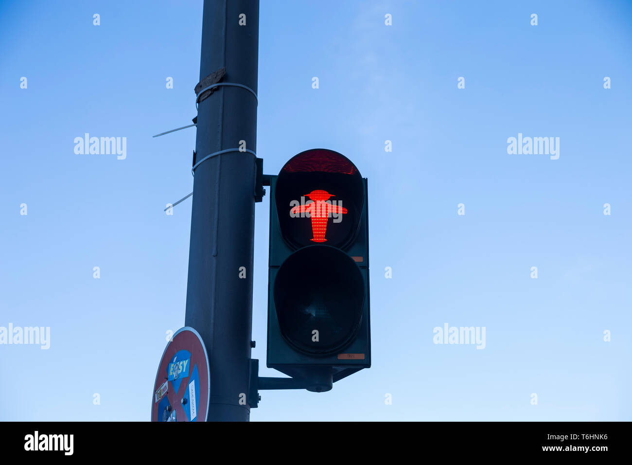 Roten Ampelmann auf einen Fußgängerüberweg in Berlin, Deutschland. Stockfoto