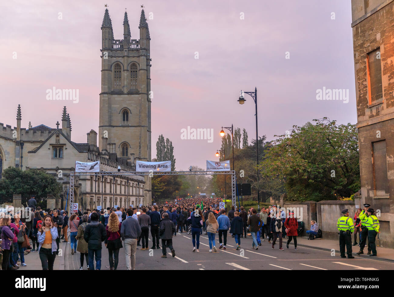 Oxford, UK. Mai, 2019. Menschenmengen sammeln bei Sonnenaufgang der Chor von der Oberseite des Magdalen College zu hören. Stockfoto