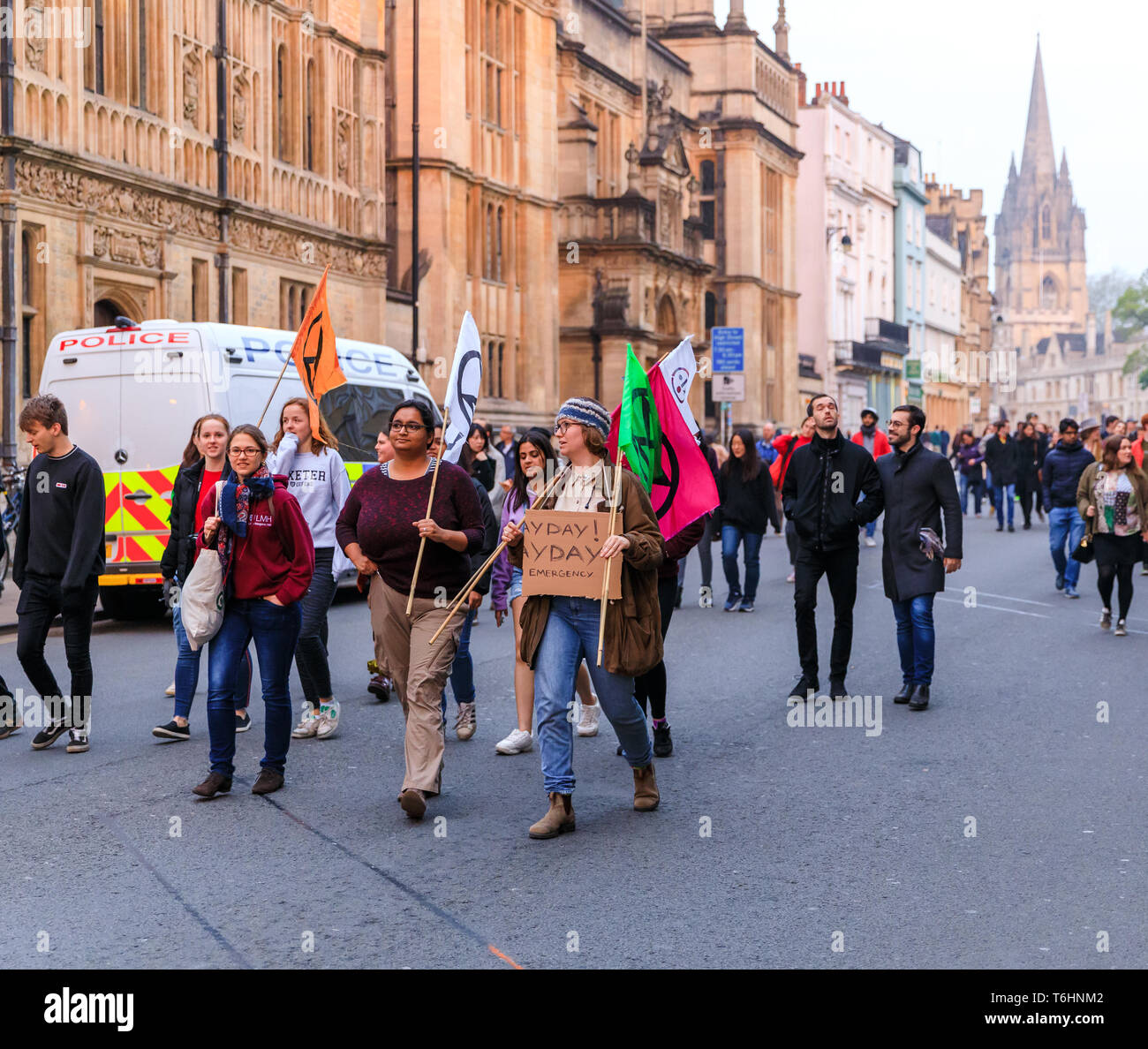 Oxford, UK. Mai, 2019. Eine kleine Gruppe von der Löschung Rebellion zu Fuß zum Tag der Feierlichkeiten am Magdalen Bridge. Stockfoto