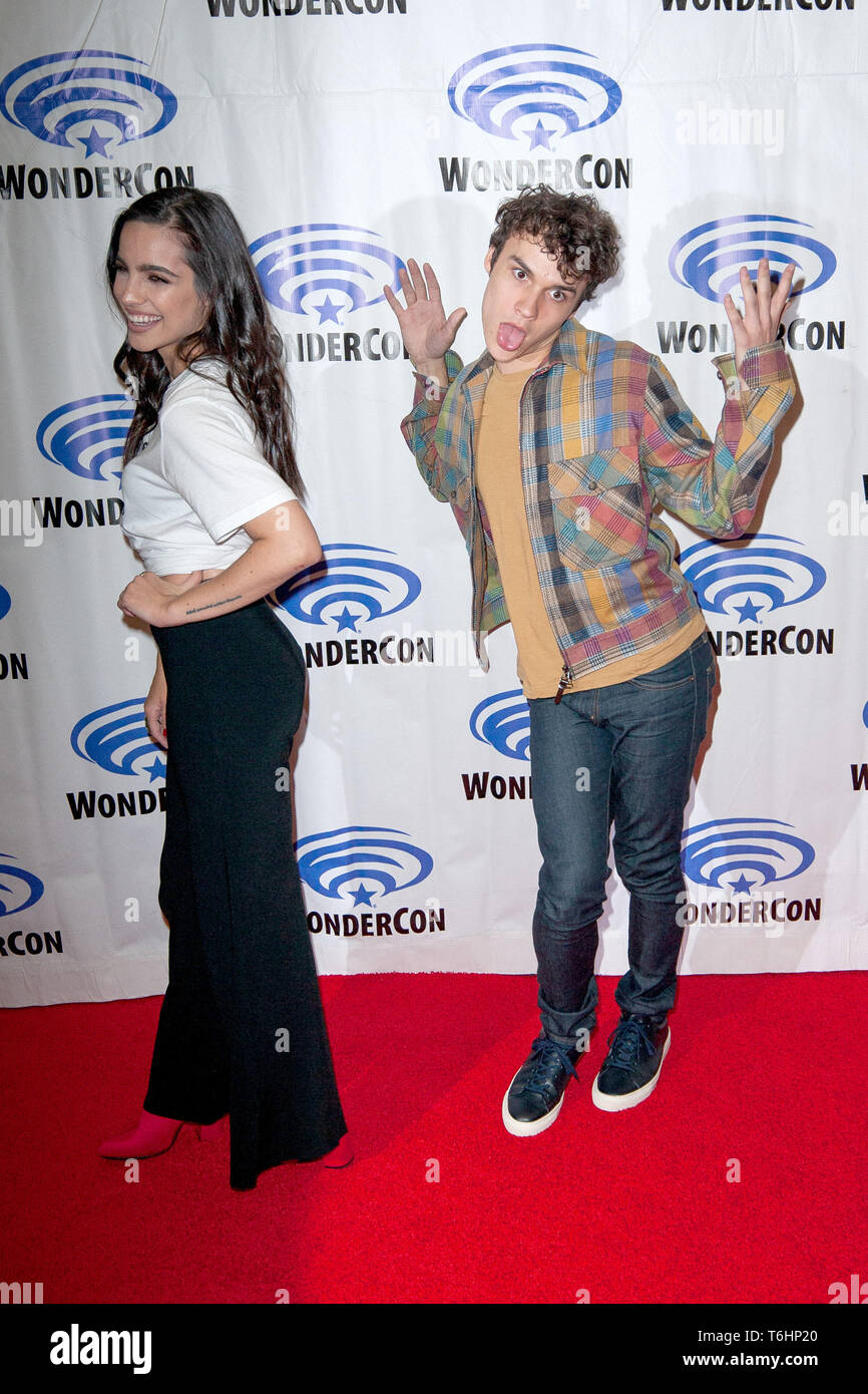 picture Benjamin Wadsworth Wife https www alamy de fotoshooting fur eadly klasse bei der wondercon 2019 im anaheim convention center in anaheim kalifornien mit maria gabriela de faria benjamin wadsworth wo anaheim kalifornien usa wenn 30 mar 2019 credit tony fortewann image245023576 html