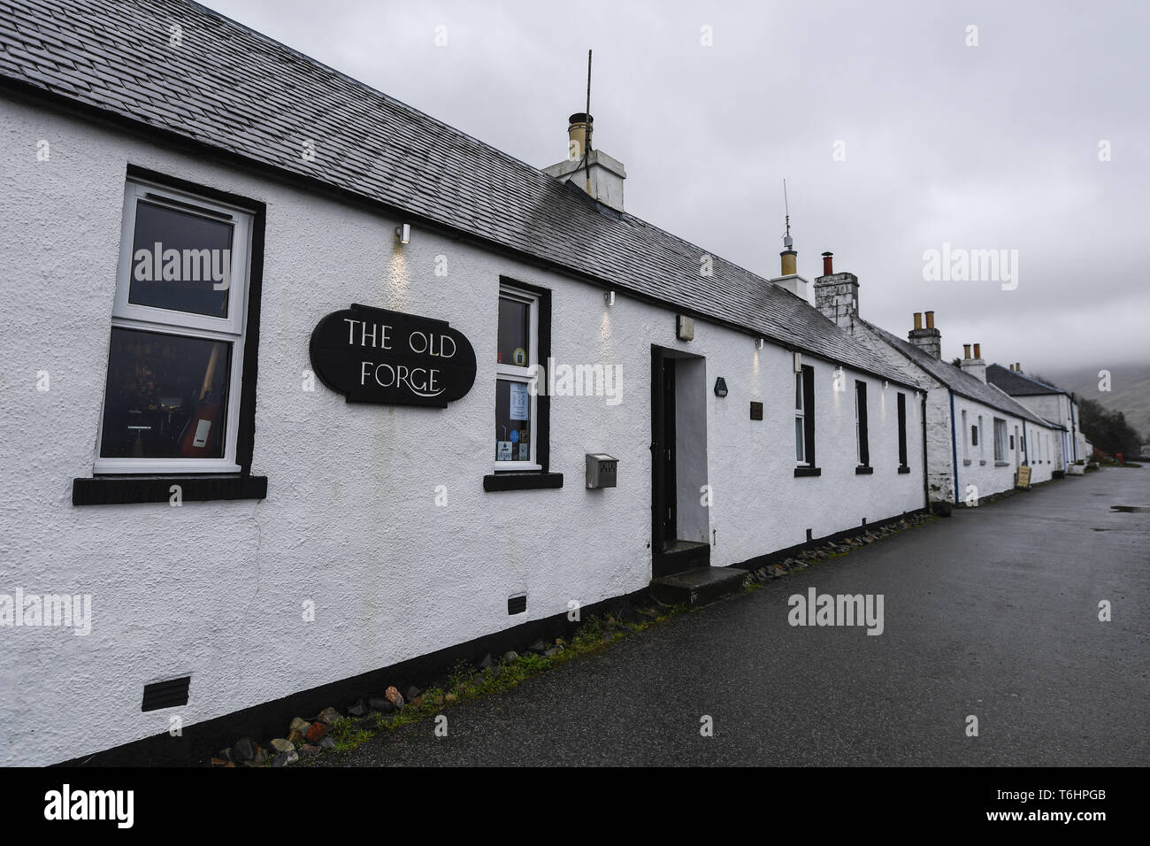 Die Alte Schmiede ist die am weitesten entfernten Pub in Großbritannien. In Inverie auf der Halbinsel Knoydart, es ist aus dem britischen Festland Straßennetz reduziert werden, und der Zugriff kann nur entweder von einem 7 Meile Überfahrt oder einer 40-minütigen Fahrt mit der Fähre von Mallaig vorgenommen werden. Für diejenigen, die es vorziehen, Terra Ferma, dann einen 18 km Wanderung ist was Sie erwartet, wenn Sie in der Kneipe zu Fuß erreichen möchten. Inverie ist das Siedlungsgebiet und ist die Heimat von mehr als der Hälfte der vollen Zeit Bewohner (derzeit rund 120 Personen). Mit: Die alte Schmiede Wo: Inverie, Scottish Highlands, Großbritannien Wann: 29 Mar 2019 Credi Stockfoto