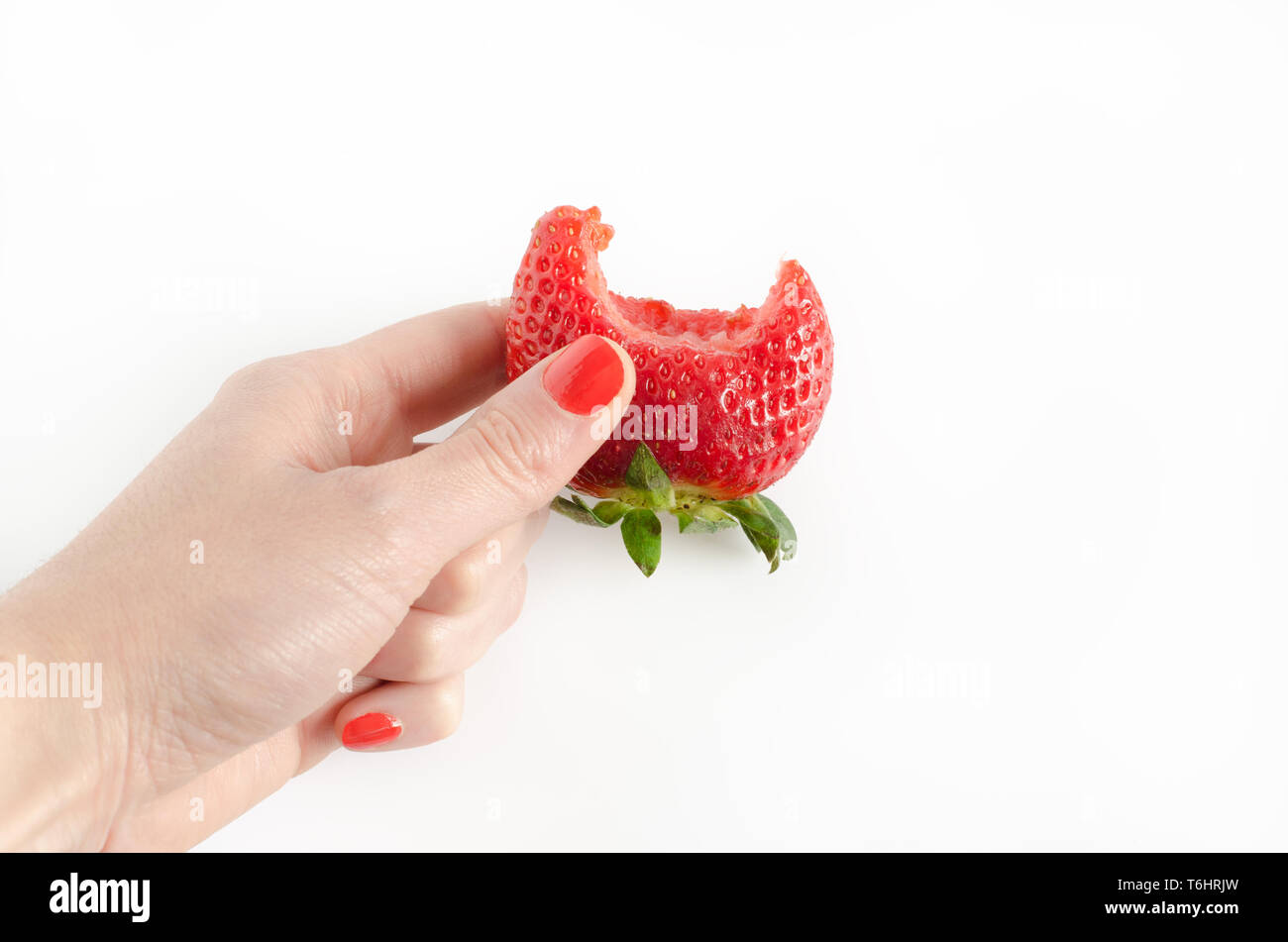 Erdbeere gebissen in der Frau die Hand auf weißem Hintergrund. Stockfoto