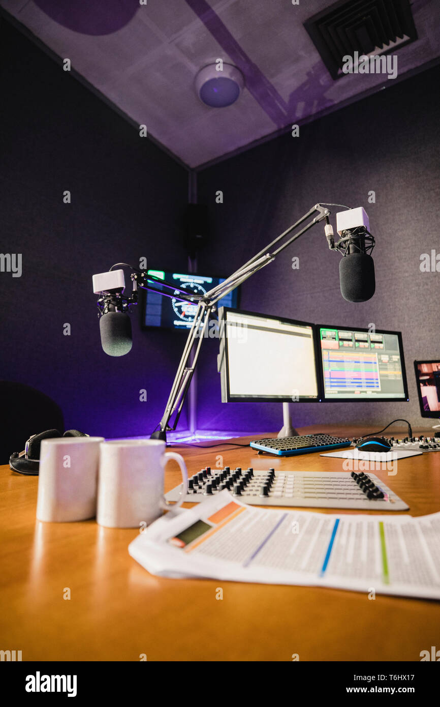Eine Vorderansicht Schuß eines Radiosenders studio Einrichtung, einen großen Schreibtisch in der Mitte des Raumes ist, Recording und Computer können auf der gesehen werden. Stockfoto