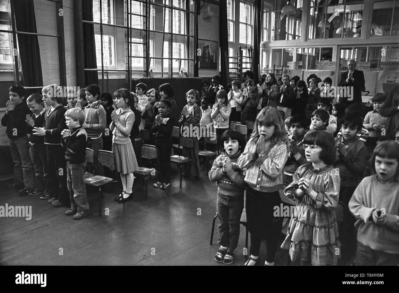 8/3 Tower Hamlets St Matthias Grundschule morgen Montage/Service 1979 Stockfoto