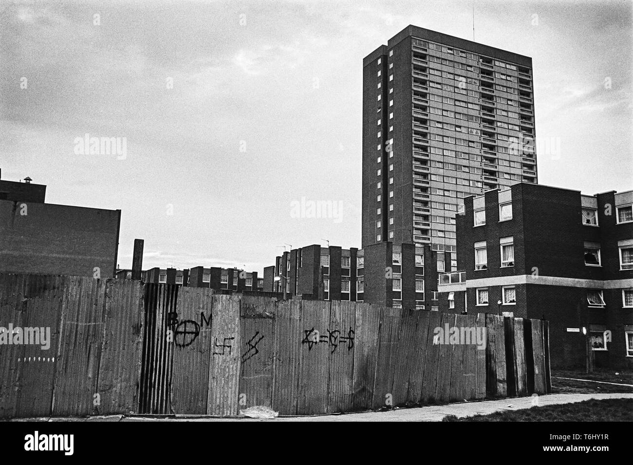 12/14 Tower Hamlets Bethnal Green Mansford St, Maisonetten und Charles Dickens House, rassistischen Graffitis 1977 Stockfoto